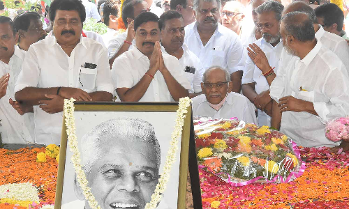 21-ம் ஆண்டு நினைவுநாள்: மூப்பனார் நினைவிடத்தில் தலைவர்கள் அஞ்சலி