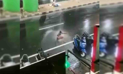 தாராபுரம் மேம்பாலத்தில் இருந்து கொட்டிய நீரில் குளியல் போட்ட போதை ஆசாமி