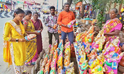 விநாயகர் சதுர்த்தி வழிபாட்டிற்காக பூஜை பொருட்கள்- சிலைகளை ஆர்வமுடன் வாங்கும் பொதுமக்கள்