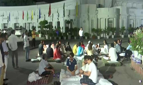 டெல்லி சட்டசபையில் இன்று இரவும் போராட்டத்தை தொடரும் பாஜக எம்எல்ஏக்கள்