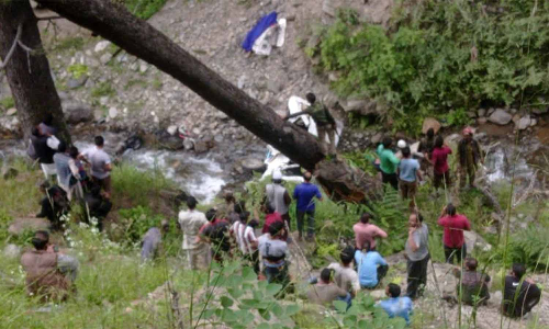 பள்ளத்தாக்கில் உருண்டு விழுந்த கார்- 8 பேர் பரிதாப மரணம்