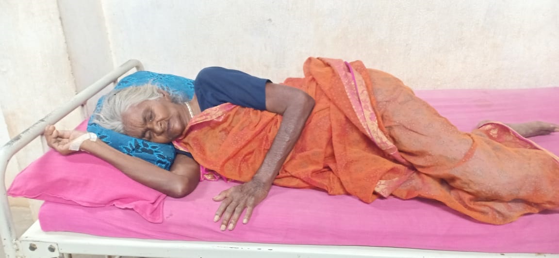 ஆதரவற்ற மூதாட்டியை தொண்டு நிறுவனத்தில் சேர்த்த காவலரை பாராட்டிய பொதுமக்கள் ஆதரவற்ற மூதாட்டியை தொண்டு நிறுவனத்தில் சேர்த்த காவலரை பாராட்டிய பொதுமக்கள்