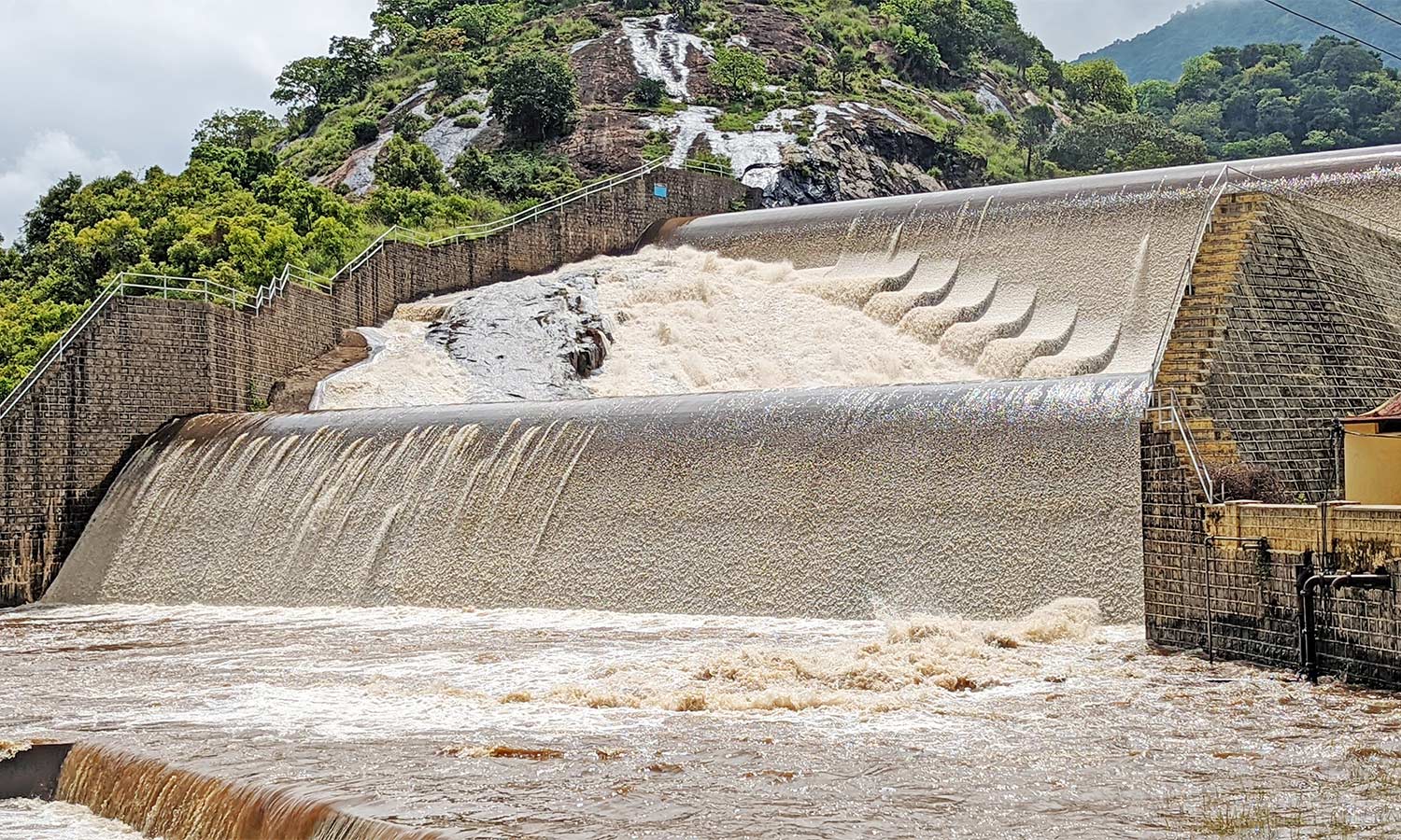 பழனியில் கொட்டித்தீர்த்த மழை 3 அணைகளில் இருந்து 5 ஆயிரம் கனஅடி தண்ணீர் திறப்பு வெள்ள அபாய எச்சரிக்கை பழனியில் கொட்டித்தீர்த்த மழை 3 அணைகளில் இருந்து 5 ஆயிரம் கனஅடி தண்ணீர் திறப்பு வெள்ள அபாய எச்சரிக்கை