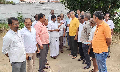 சாக்கடை கழிவுநீரை கொண்டு செல்ல எதிர்ப்பு தெரிவித்து திருமுருகன்பூண்டியில் பொதுமக்கள் போராட்டம்