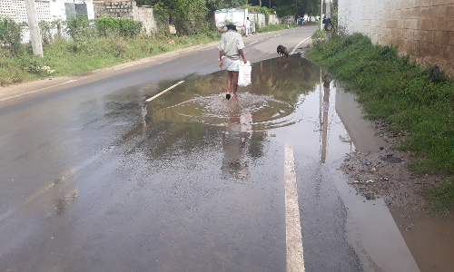 சாலையில் தேங்கி நிற்கும் மழைநீரால் பொதுமக்கள் அவதி