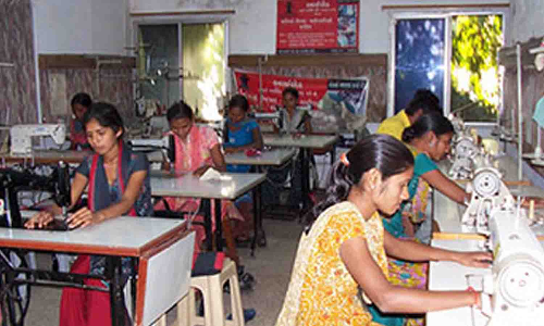 கிராமப்புற இளைஞர்களுக்கு இலவச ஆயத்த ஆடை உற்பத்தி பயிற்சி