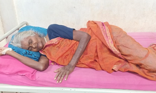 ஆதரவற்ற மூதாட்டியை தொண்டு நிறுவனத்தில் சேர்த்த காவலரை பாராட்டிய பொதுமக்கள்