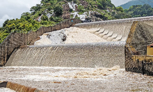 பழனியில் கொட்டித்தீர்த்த மழை 3 அணைகளில் இருந்து     5 ஆயிரம் கனஅடி தண்ணீர் திறப்பு வெள்ள அபாய எச்சரிக்கை