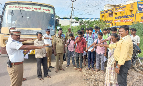 பஸ் படிக்கட்டில் பயணம் செய்த மாணவர்கள் உறுதிமொழி ஏற்பு