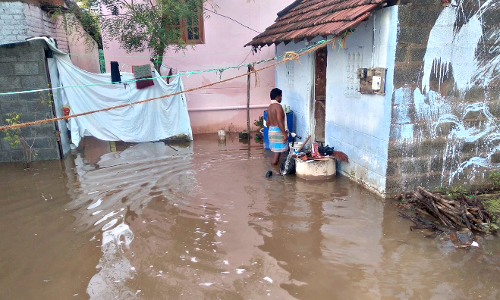 கொட்டி தீர்த்த மழையால் வீடுகளை வெள்ளம் சூழ்ந்தது