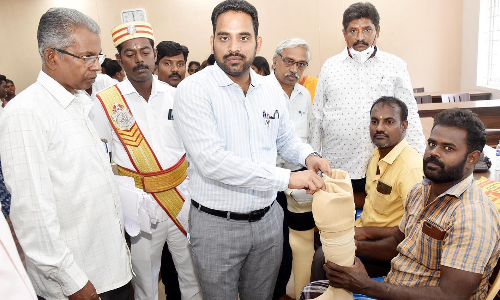 மாற்றுத்திறனாளிகளுக்கு செயற்கை கால்கள் வழங்கல்