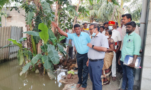 வெள்ளம் பாதித்த பகுதிகளில் நேரில் ஆய்வு:  பாதிப்புக்குள்ளான 12 குடும்பத்தினருக்கு பட்டா வழங்கி வீடுகள் கட்டித்தரப்படும்-   கிருஷ்ணகிரி கலெக்டர் தகவல்