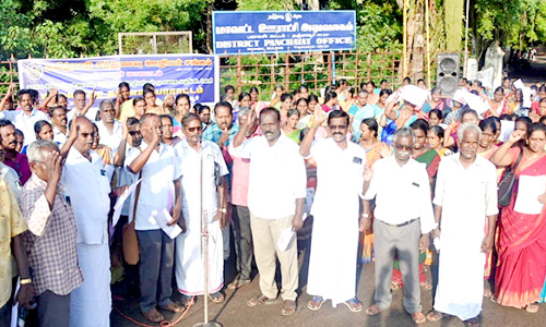 சத்துணவு ஊழியர்கள் சங்கம் சார்பில் தர்ணா போராட்டம்