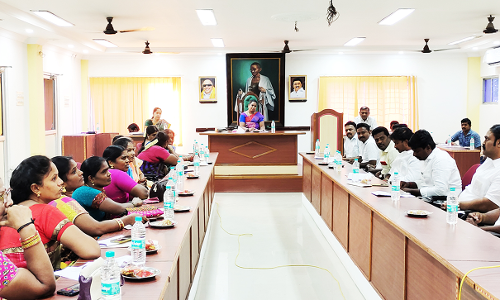 ஆற்காட்டில் சாலைகளில் சுற்றி திரியும் மாடுகளை பிடிக்க வேண்டும்