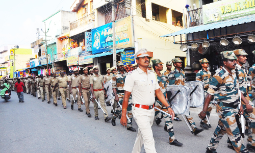 ஆற்காட்டில் போலீசார் கொடி அணிவகுப்பு