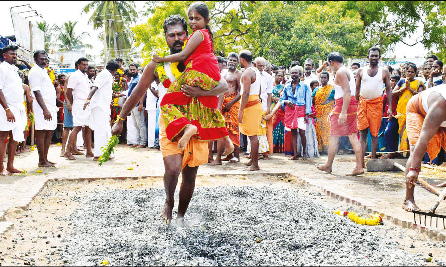 உப்பூர் வெயிலுகந்த விநாயகர் கோவிலில் தீமிதி திருவிழா உப்பூர் வெயிலுகந்த விநாயகர் கோவிலில் தீமிதி திருவிழா