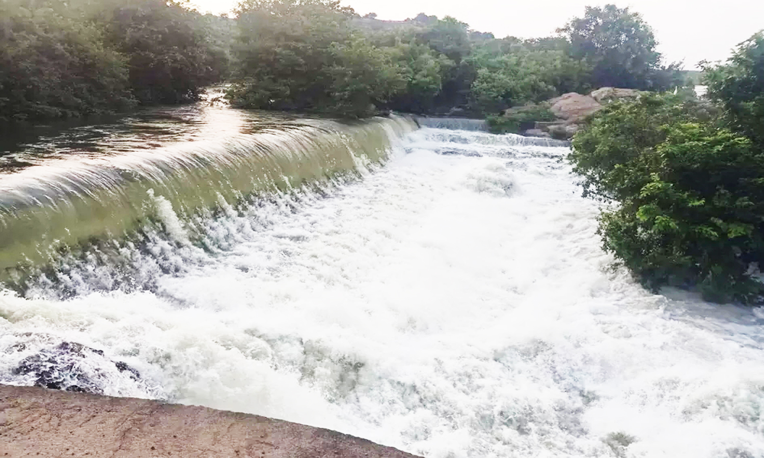 தென்பெண்ணை ஆற்றில் தொடர்ந்து வெள்ளப்பெருக்கு தென்பெண்ணை ஆற்றில் தொடர்ந்து வெள்ளப்பெருக்கு
