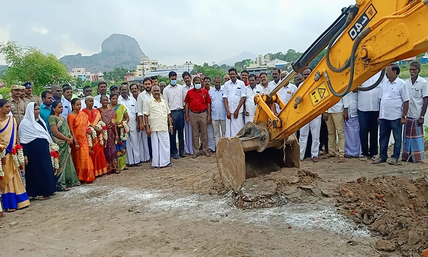 செஞ்சி ஏரிக்கரையில் ரூ.1.93 கோடி செலவில் பூங்கா அமைக்கும் பணியினை அமைச்சர் செஞ்சி மஸ்தான் தொடங்கி வைத்தார் செஞ்சி ஏரிக்கரையில் ரூ.1.93 கோடி செலவில் பூங்கா அமைக்கும் பணியினை அமைச்சர் செஞ்சி மஸ்தான் தொடங்கி வைத்தார்