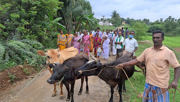 பரமத்தி வேலூரில் காவல் துறை சார்பில் கொடி அணிவகுப்பு பரமத்தி வேலூரில் காவல் துறை சார்பில் கொடி அணிவகுப்பு