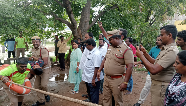 மழை வெள்ளத்தால் பாதிக்கப்பட்ட மக்களை காப்பாற்றுவது எப்படி? மழை வெள்ளத்தால் பாதிக்கப்பட்ட மக்களை காப்பாற்றுவது எப்படி?