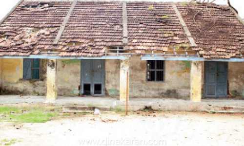 பள்ளி வளாகத்தில்  ஆபத்தான கட்டிடம் அகற்றும் பணிகள்