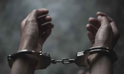 அனுமதியின்றி மது விற்ற 2 பேர் கைது