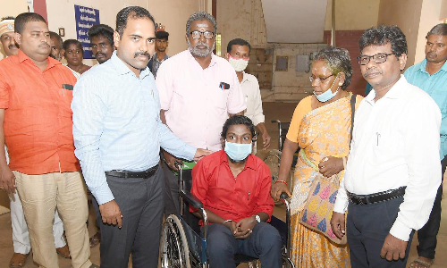 மாற்றுத்திறனாளிகளுக்கு நல உதவிகள்