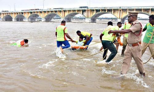 மதுரை வைகை ஆற்றில் பேரிடர் மீட்பு குழு ஒத்திகை