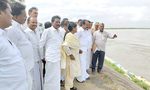 கொள்ளிடம் கரையோரப் பகுதியில் அமைச்சர் ஆய்வு
