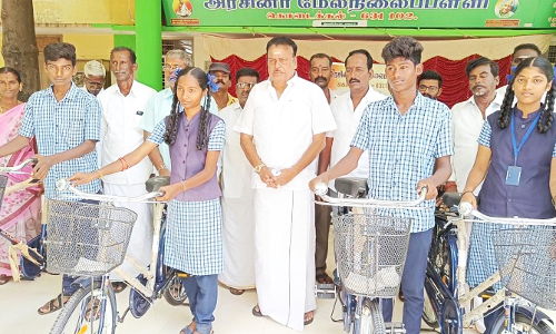 சோளிங்கரில் அரசு பள்ளி மாணவர்களுக்கு இலவச சைக்கிள்
