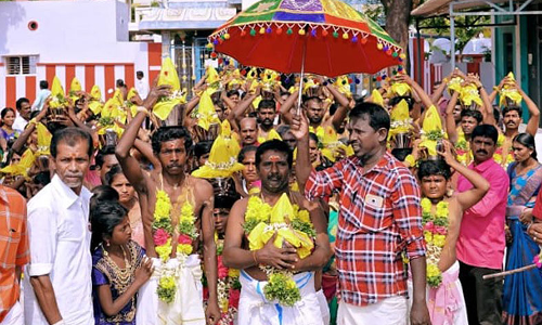 ஆறுமுகநேரி அருகே அம்மன் கோவிலில்  பக்தர்கள் பால்குட ஊர்வலம்