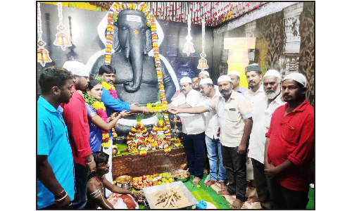 கிருஷ்ணகிரியில் விநாயகர் சதுர்த்தியையொட்டி  மத நல்லிணக்கத்தை வலியுறுத்தும் வகையில்  பூஜை பொருட்கள் வழங்கிய இஸ்லாமியர்கள்