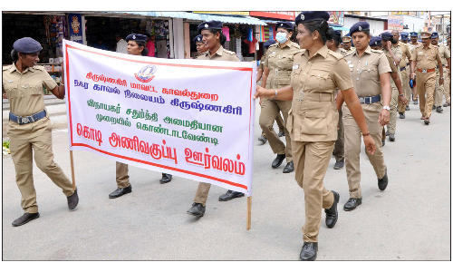 கிருஷ்ணகிரி, பர்கூரில்  போலீசார் கொடி அணிவகுப்பு ஊர்வலம்