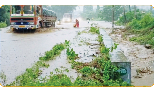 மஞ்சவாடி கணவாய் அருகே  நெடுஞ்சாலையில் காட்டாற்று வெள்ளப்பெருக்கு