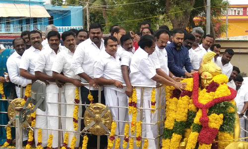 இன்று 307-வது பிறந்தநாள்: பூலித்தேவன் சிலைக்கு அரசியல் கட்சியினர் மாலை அணிவிப்பு
