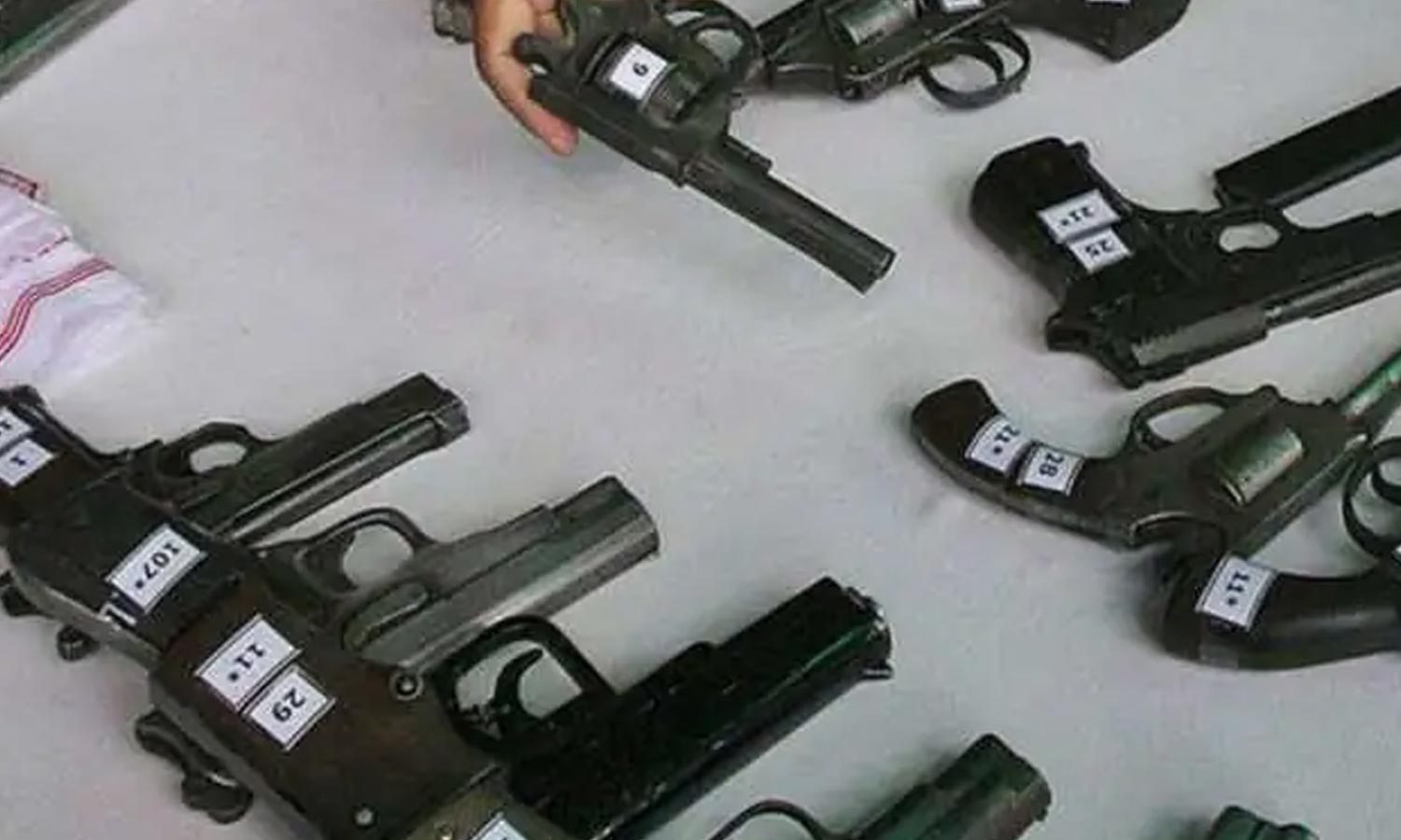 பஞ்சாப் மாநிலத்திற்கு துப்பாக்கிகளை விநியோகம் செய்த இரண்டு பேர் கைது- 55 கைத்துப்பாக்கிகள் பறிமுதல் பஞ்சாப் மாநிலத்திற்கு துப்பாக்கிகளை விநியோகம் செய்த இரண்டு பேர் கைது- 55 கைத்துப்பாக்கிகள் பறிமுதல்