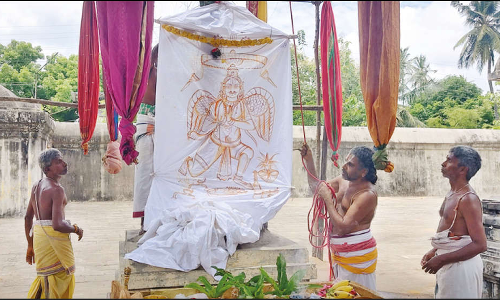 தோப்புத்துறை அபிஷ்ட வரதராஜ பெருமாள் கோவில் திருவிழா கொடியேற்றத்துடன் தொடங்கியது