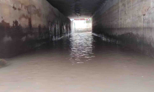 உடுமலை ரெயில்வே சுரங்க பாதையில் குளம் போல் தேங்கி கிடக்கும் மழைநீர்