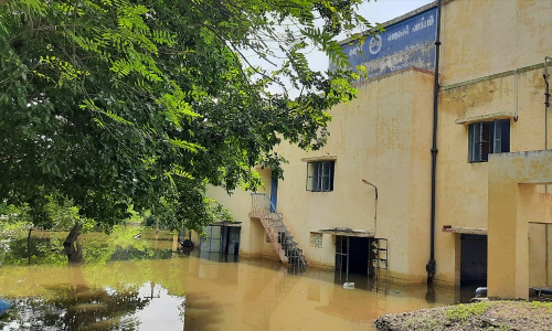 நீரேற்று நிலையத்தில் வெள்ளம் புகுந்ததால் 20 கிராமங்களில் குடிநீர் விநியோகம் நிறுத்தம்