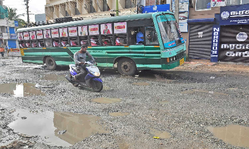 மரண பள்ளங்களாக உள்ள சவேரியார் பேராலயம் - செட்டிகுளம் சாலை