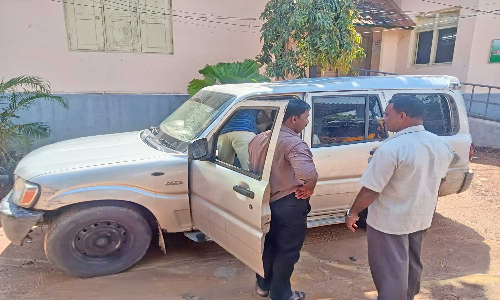 தக்கலை வழியாக சொகுசு காரில் கேரளாவுக்கு கடத்திய 2 டன் ரேசன் அரிசி பறிமுதல்