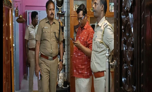 தனியார் கம்பெனி ஊழியர் வீட்டில் 50 பவுன் நகை கொள்ளை:  ஆம்னிவேனில் தப்பி சென்ற 4 பேரிடம் போலீசார் விசாரணை