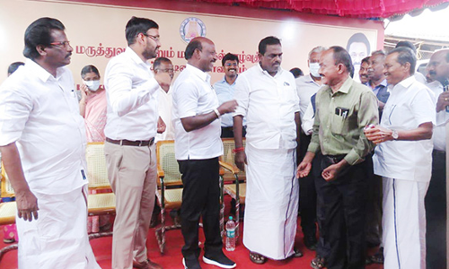 அமைச்சரிடம் கோரிக்கை மனு அளித்த உணவு பாதுகாப்பு அலுவலர்கள்