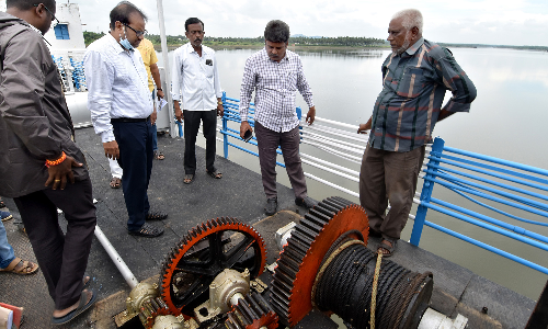 ஊத்தங்கரை அருகே  பழுதான பாம்பாறு அணையின்  4-வது கதவு 6 நாட்களுக்குள் சரிசெய்யப்படும்-  கலெக்டர் ஜெயசந்திரபானுரெட்டி தகவல்
