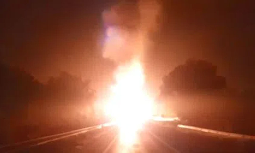 லாரியில் பற்றிய தீயால் விபரீதம்- 300 சிலிண்டர்கள் வெடித்து சிதறியது