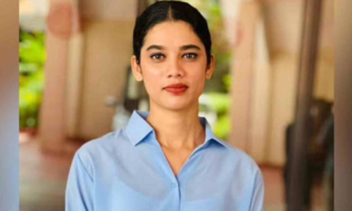 கேரளாவில் முதல்முறையாக விமான பணிப்பெண் வேலையில் சேர்ந்த பழங்குடியின பெண்- சமூக வலைதளத்தில் குவியும் பாராட்டு