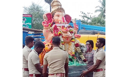 விநாயகர் சிலையை கரைக்க உதவிய போலீசார்