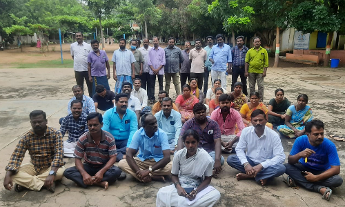 இலக்கியம்பட்டி அரசு பெண்கள் பள்ளி முன்பு   பள்ளி மேலாண்மை குழுவின் தலைமையில் மாணவிகளின் பெற்றோர்கள் போராட்டம்