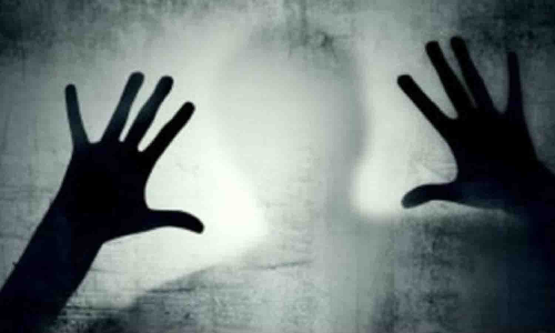 சிங்காரப்பேட்டை அருகே அரசு பள்ளியில்  மாணவனை கழிவறைக்கு தூக்கி சென்று ஓரினசேர்க்கையில் ஈடுபட முயற்சி