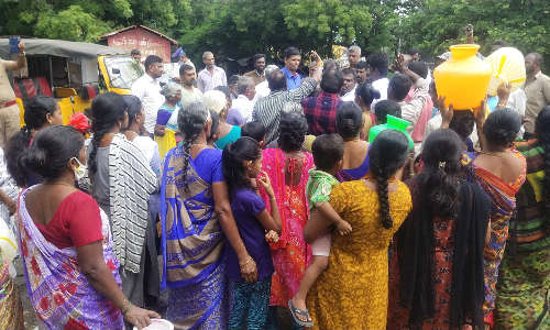காரமடையில் குடிநீர் கேட்டு காலி குடங்களுடன் கிராம மக்கள் போராட்டம்